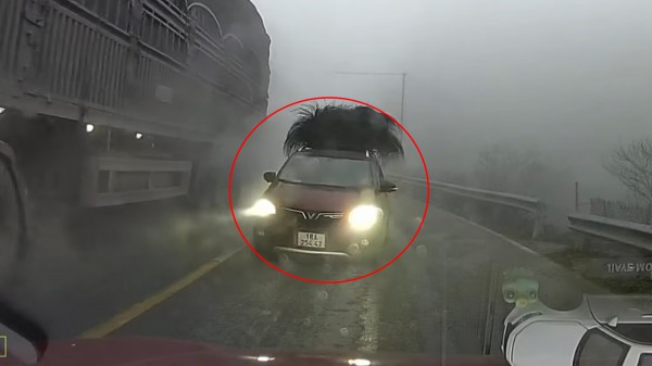 Tài xế lái ô tô con vượt ẩu giữa đèo sương mù bị CSGT xử phạt