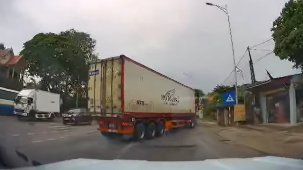 Tài xế xe container đánh lái ‘thần sầu’, tránh xe máy điện sang đường ẩu