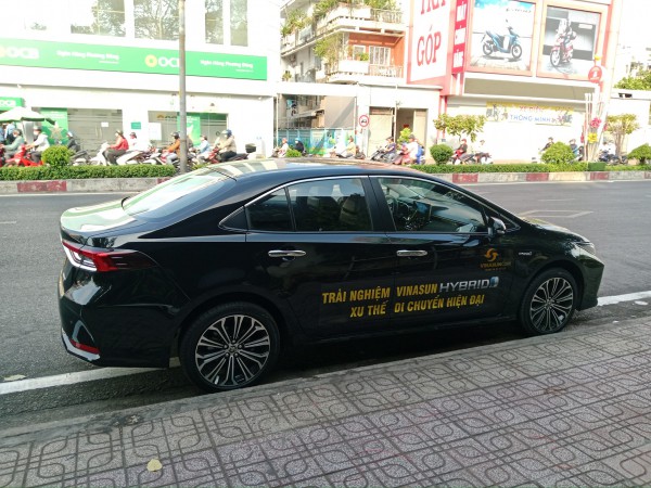 Taxi truyền thống dùng xe hybrid cạnh tranh Xanh SM