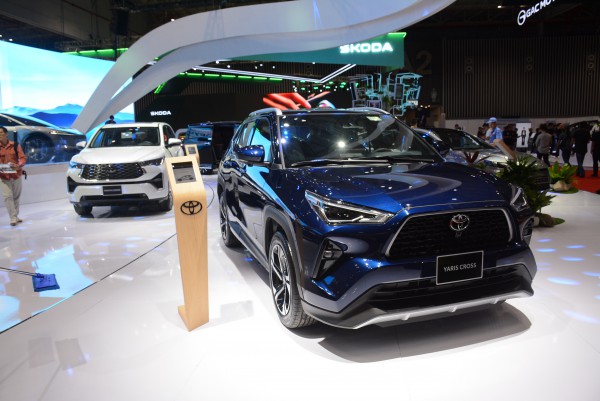 Tháng cận tết, loạt ô tô Toyota bán chạy tại Việt Nam ồ ạt giảm giá Tháng cận tết, loạt ô tô Toyota bán chạy tại Việt Nam ồ ạt giảm giá