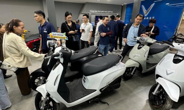 Thị trường Hà Nội sôi động với làn sóng đổi xe xăng sang xe điện Thị trường Hà Nội sôi động với làn sóng đổi xe xăng sang xe điện