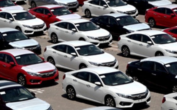 Thị trường ô tô cuối năm tràn ngập khuyến mãi, khách hàng vẫn dửng dưng
