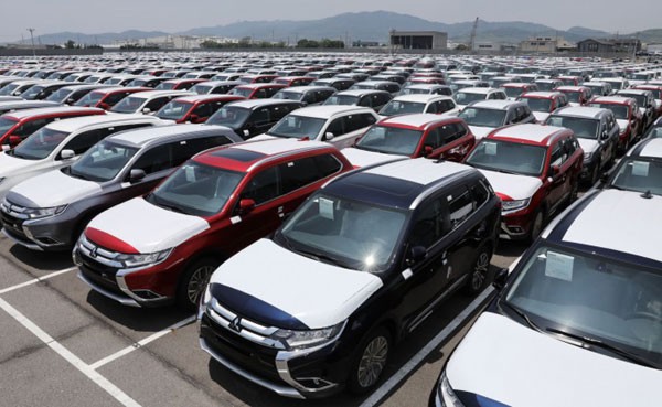 Thị trường ô tô cuối năm tràn ngập khuyến mãi, khách hàng vẫn dửng dưng