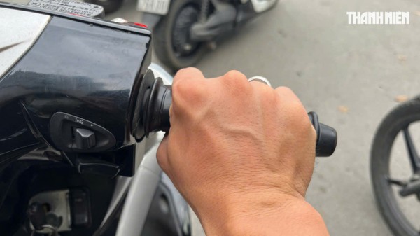 Thói quen của người lái khi dừng đèn đỏ khiến xe máy nhanh hỏng Thói quen của người lái khi dừng đèn đỏ khiến xe máy nhanh hỏng