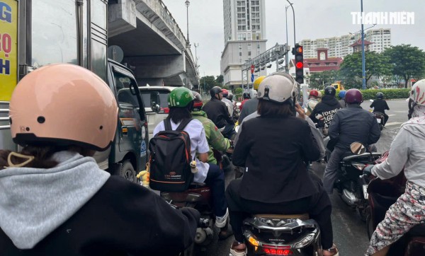 Thói quen của người lái khi dừng đèn đỏ khiến xe máy nhanh hỏng Thói quen của người lái khi dừng đèn đỏ khiến xe máy nhanh hỏng