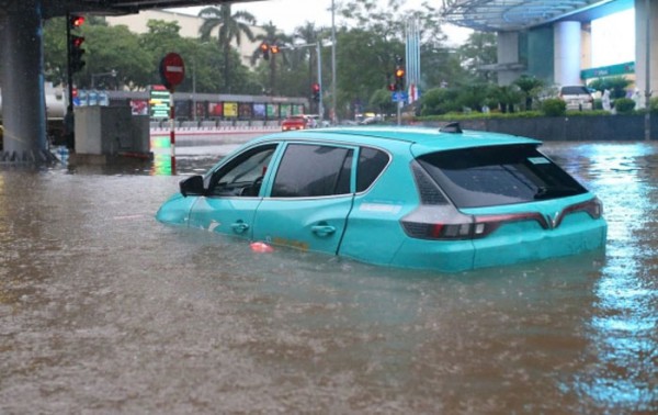 Thử giới hạn lội nước của ô tô điện, nhận "cái kết đắng" Thử giới hạn lội nước của ô tô điện, nhận "cái kết đắng"