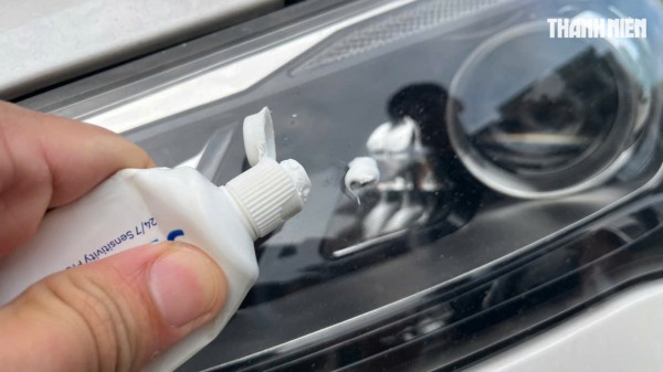 Thực hư việc làm sạch đèn pha ô tô bị ố vàng bằng kem đánh răng Thực hư việc làm sạch đèn pha ô tô bị ố vàng bằng kem đánh răng