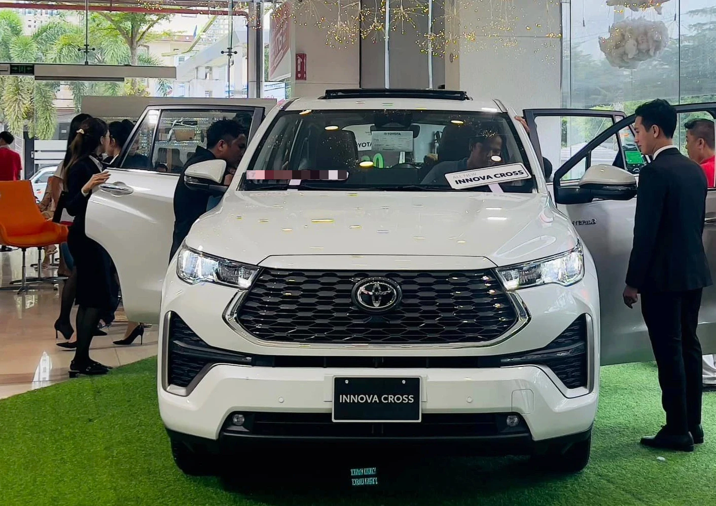 Toyota Innova Cross bán kèm gói ‘lạc’ 50 triệu đồng nếu khách muốn lấy xe sớm