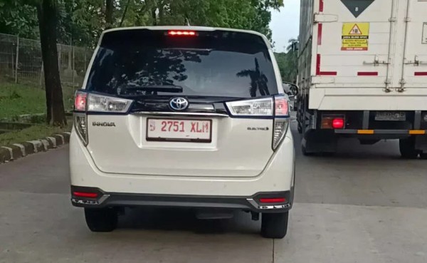 Toyota Innova bản thuần điện lăn bánh trên đường thử