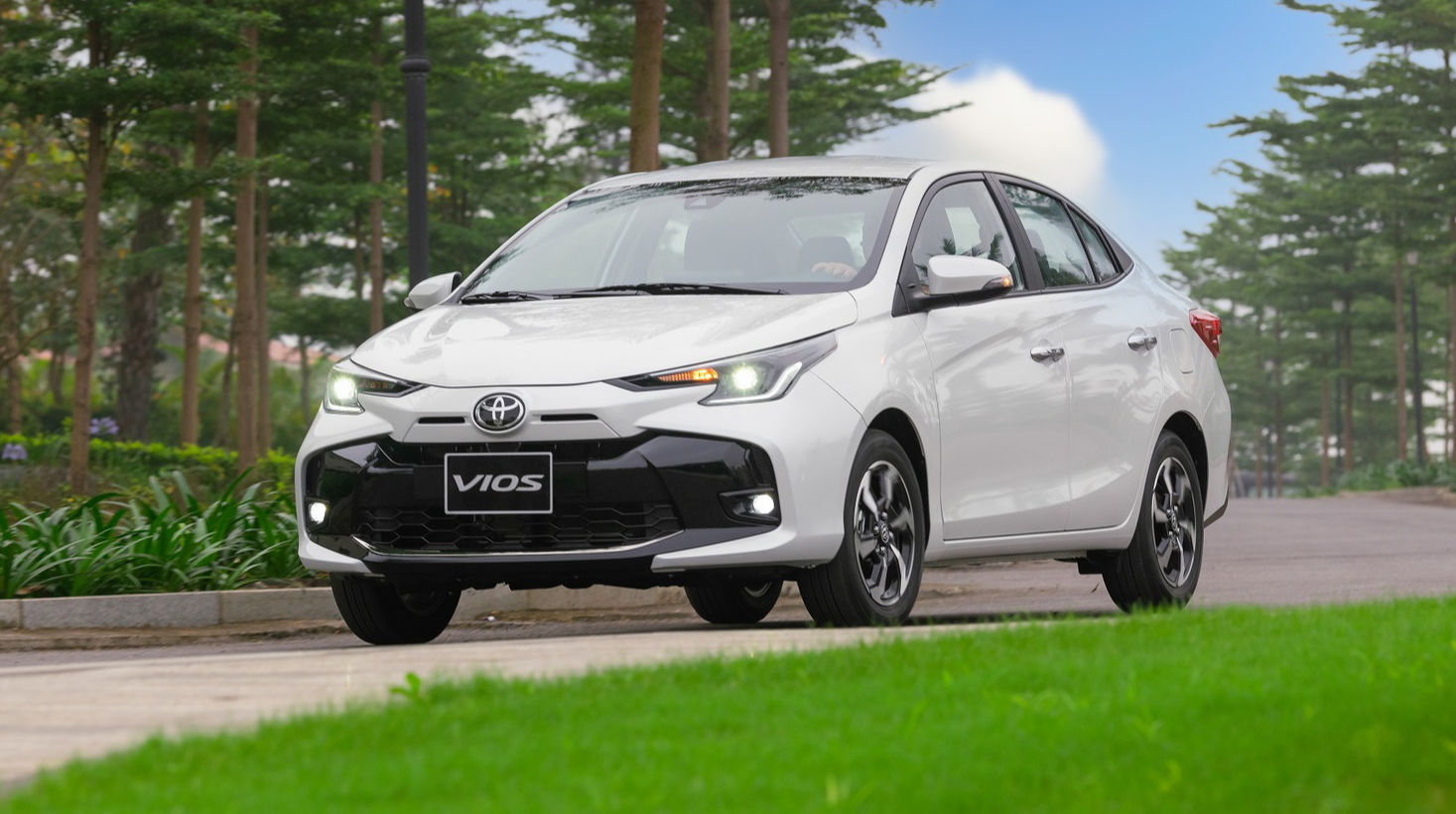 Toyota Vios mới mà cũ, có đủ sức hấp dẫn để đòi lại ngôi vương doanh số?