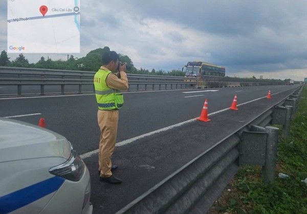 Trường hợp nào bắt buộc đặt biển cảnh báo sau ô tô 150 mét trên cao tốc? Trường hợp nào bắt buộc đặt biển cảnh báo sau ô tô 150 mét trên cao tốc?