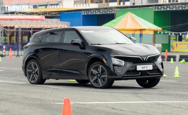 Từ 1.1.2025, học lái ô tô điện được cấp bằng B giống xe số tự động