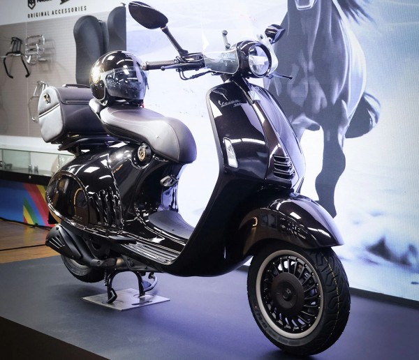 Vespa 946 Horse vừa về Việt Nam đã 'khan hàng', giá hơn nửa tỉ đồng Vespa 946 Horse vừa về Việt Nam đã 'khan hàng', giá hơn nửa tỉ đồng