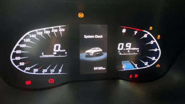 Vì sao đèn cảnh báo trên đồng hồ ô tô thường có nhiều màu sắc khác nhau?