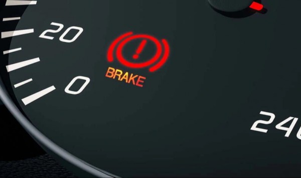 Vì sao đèn cảnh báo trên đồng hồ ô tô thường có nhiều màu sắc khác nhau?