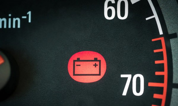 Vì sao đèn cảnh báo trên đồng hồ ô tô thường có nhiều màu sắc khác nhau?