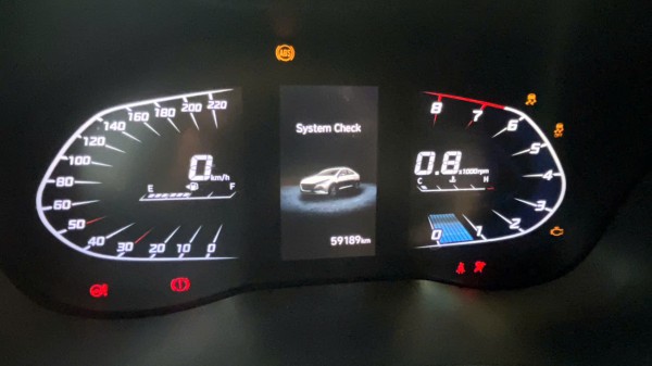 Vì sao đèn cảnh báo trên đồng hồ ô tô thường có nhiều màu sắc khác nhau?