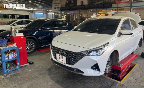 Vì sao giảm xóc bên phải ô tô thường hư hỏng sớm hơn? Vì sao giảm xóc bên phải ô tô thường hư hỏng sớm hơn?