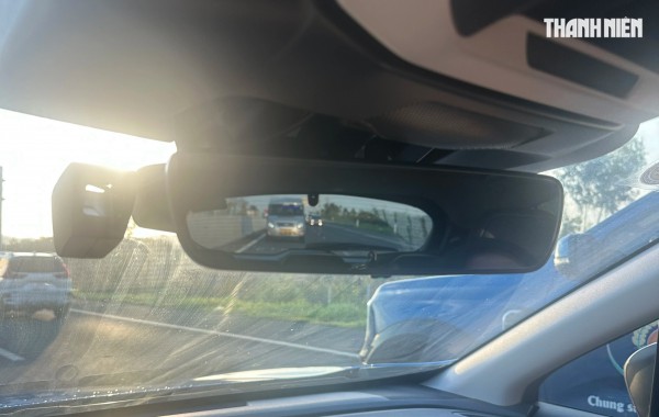 Vì sao góc nhìn gương chiếu hậu bên trong và ngoài ô tô khác nhau?