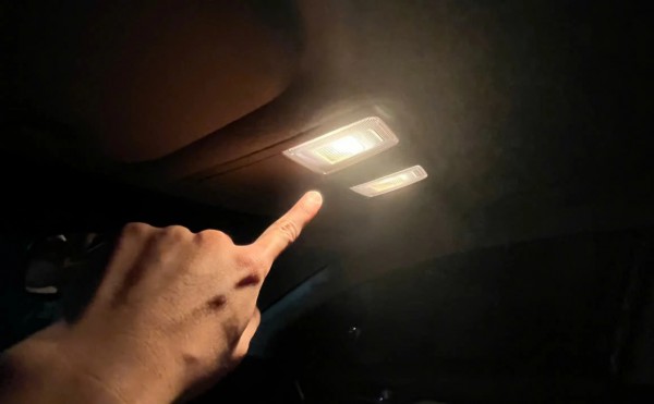 Vì sao không nên bật đèn nội thất ô tô khi lái xe ban đêm?