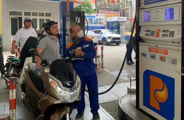 Vì sao không nên để xe gần cạn xăng, dầu mới đi đổ? Vì sao không nên để xe gần cạn xăng, dầu mới đi đổ?