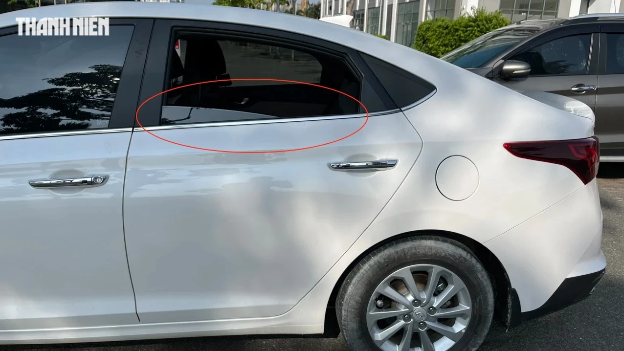 Vì sao kính cửa sổ phía sau trên một số ô tô không thể hạ xuống hết?