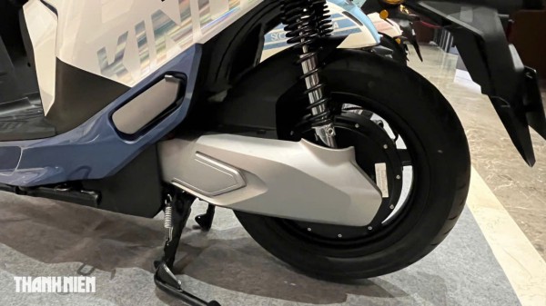 Vì sao lốp sau của xe máy điện khó tháo lắp hơn xe máy xăng?