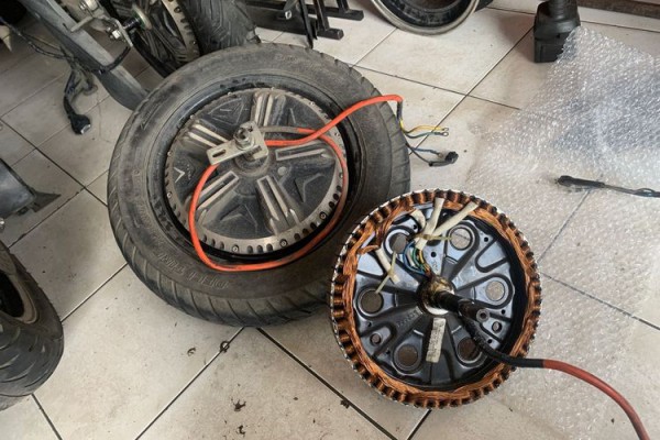 Vì sao lốp sau của xe máy điện khó tháo lắp hơn xe máy xăng?