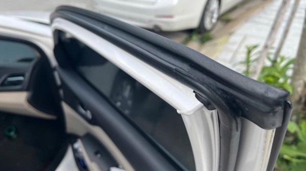 Vì sao mùi khói vẫn lọt vào nội thất ô tô dù đã chọn lấy gió trong?