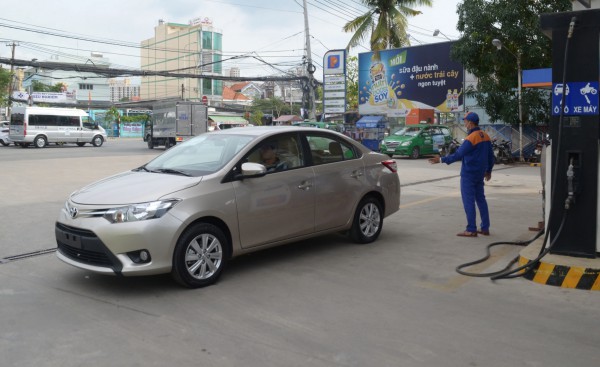 Vì sao nên tắt động cơ khi đổ xăng cho ô tô? Vì sao nên tắt động cơ khi đổ xăng cho ô tô?