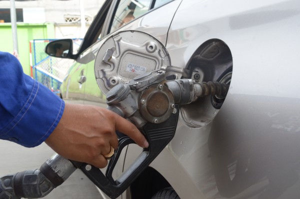 Vì sao nên tắt động cơ khi đổ xăng cho ô tô? Vì sao nên tắt động cơ khi đổ xăng cho ô tô?