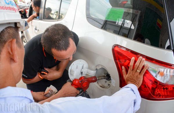 Vì sao nên tắt động cơ khi đổ xăng cho ô tô? Vì sao nên tắt động cơ khi đổ xăng cho ô tô?