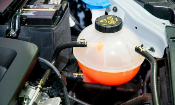 Vì sao nước làm mát động cơ ô tô, xe máy có nhiều màu khác nhau? Vì sao nước làm mát động cơ ô tô, xe máy có nhiều màu khác nhau?