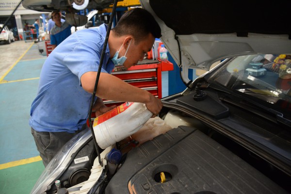 Vì sao nước làm mát động cơ ô tô, xe máy có nhiều màu khác nhau? Vì sao nước làm mát động cơ ô tô, xe máy có nhiều màu khác nhau?