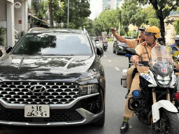 Vì sao vừa lái xe, vừa dùng điện thoại khó thoát phạt với luật mới?