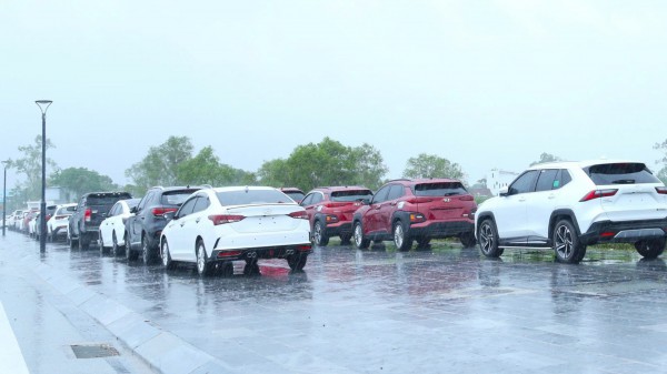 VinFast hỗ trợ chủ xe bị ảnh hưởng bởi bão số 10 VinFast hỗ trợ chủ xe bị ảnh hưởng bởi bão số 10