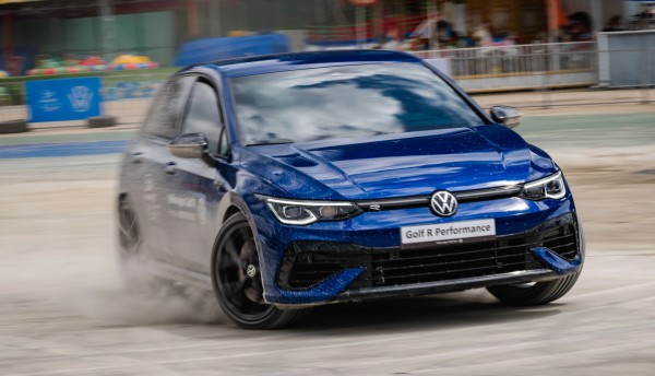 Volkswagen Golf R Performance phiên bản 'vạn người mê', giá gần 1,9 tỉ có gì khác biệt? Volkswagen Golf R Performance phiên bản 'vạn người mê', giá gần 1,9 tỉ có gì khác biệt?