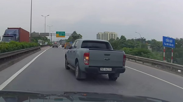Xe bán tải nhập làn cao tốc suýt gây tai nạn liên hoàn Xe bán tải nhập làn cao tốc suýt gây tai nạn liên hoàn