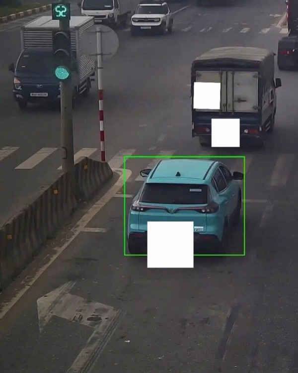 Xe chạy thẳng trên làn đường rẽ trái lúc đèn xanh, tài xế có bị phạt? Xe chạy thẳng trên làn đường rẽ trái lúc đèn xanh, tài xế có bị phạt?