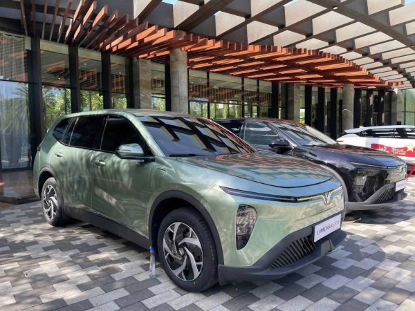 Xe điện 7 chỗ của VinFast lộ ảnh nội thất, ít nút bấm vật lý