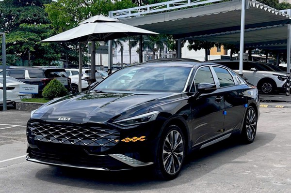 Xe 'độc' KIA K8 chào giá gần 2 tỉ đồng, số lượng chỉ 2 chiếc Xe 'độc' KIA K8 chào giá gần 2 tỉ đồng, số lượng chỉ 2 chiếc