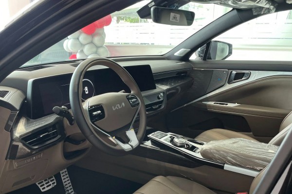 Xe 'độc' KIA K8 chào giá gần 2 tỉ đồng, số lượng chỉ 2 chiếc Xe 'độc' KIA K8 chào giá gần 2 tỉ đồng, số lượng chỉ 2 chiếc