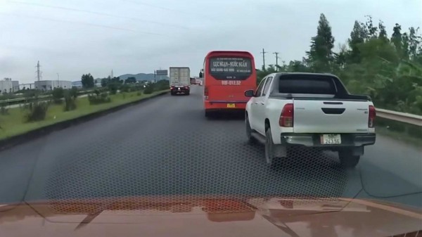 Xe khách lạng lách, đánh võng chèn đường xe bán tải trên quốc lộ Xe khách lạng lách, đánh võng chèn đường xe bán tải trên quốc lộ