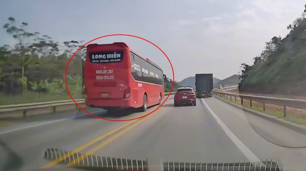 Xe khách ngang nhiên 'cướp làn', vượt ẩu trên cao tốc: Đề nghị phạt nghiêm Xe khách ngang nhiên 'cướp làn', vượt ẩu trên cao tốc: Đề nghị phạt nghiêm