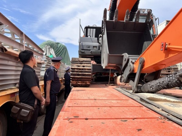 Xe máy chuyên dùng nhập khẩu: “thông thoáng” thủ tục nhưng vẫn siết tiêu chuẩn Xe máy chuyên dùng nhập khẩu: “thông thoáng” thủ tục nhưng vẫn siết tiêu chuẩn