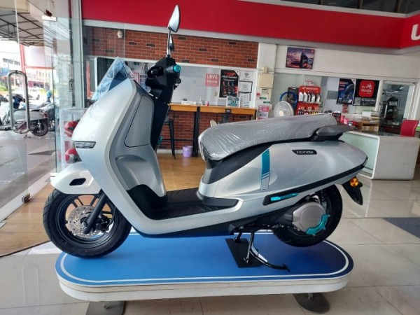 Xe máy điện Honda UC3 đắt “lòi mắt” Xe máy điện Honda UC3 đắt “lòi mắt”