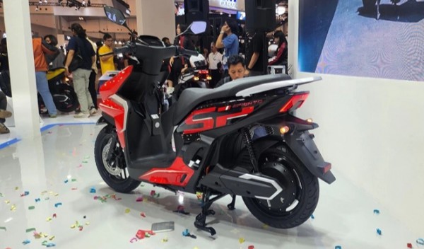 Xe máy điện 'Made in Indonesia' bán gần 500 xe sau 5 ngày, thách thức VinFast Xe máy điện 'Made in Indonesia' bán gần 500 xe sau 5 ngày, thách thức VinFast