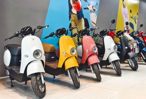 Xe máy điện cạnh tranh sôi động, giá tiếp tục giảm