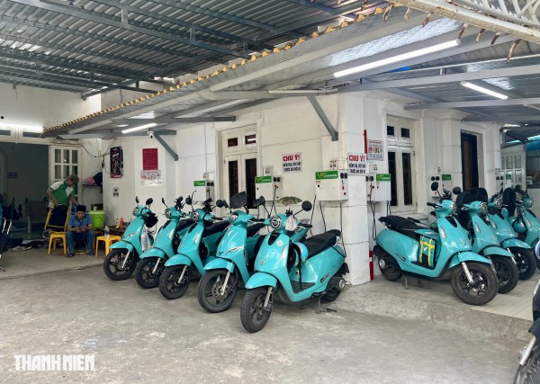 Xe máy điện sạc pin và đổi pin có ưu, nhược điểm gì?