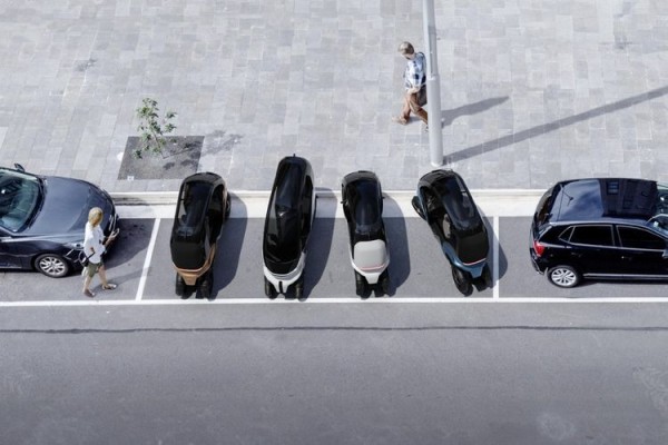 Xe máy “lai” ô tô chạy bằng điện